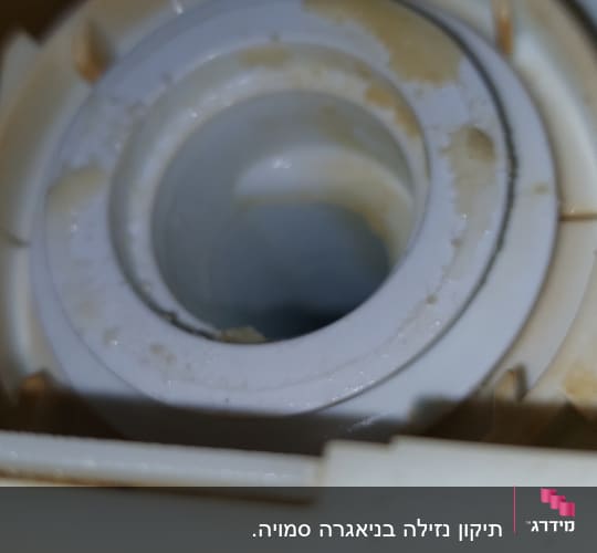 חלק פנימי של צינור עם סימני חלודה